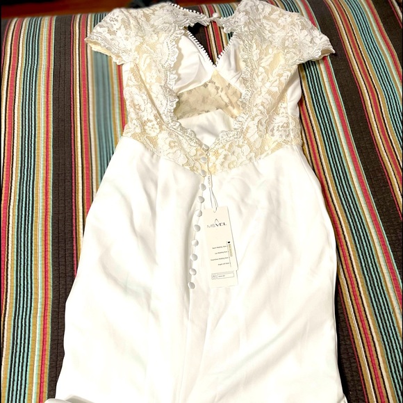 Simple wedding, open lace back and small train. - Picture 6 of 15